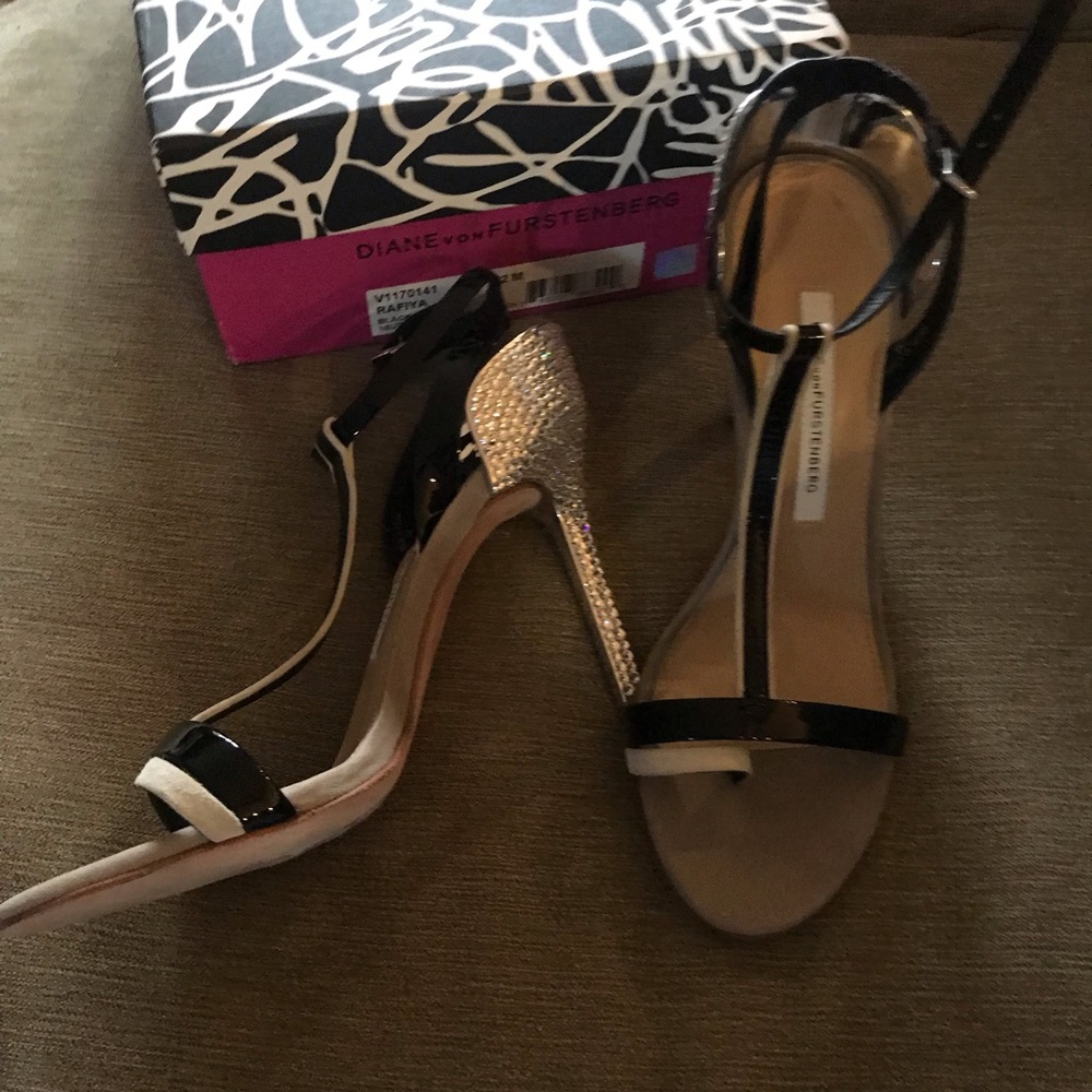 Diane Von Furstenberg Rafiya patent shoe 8.5